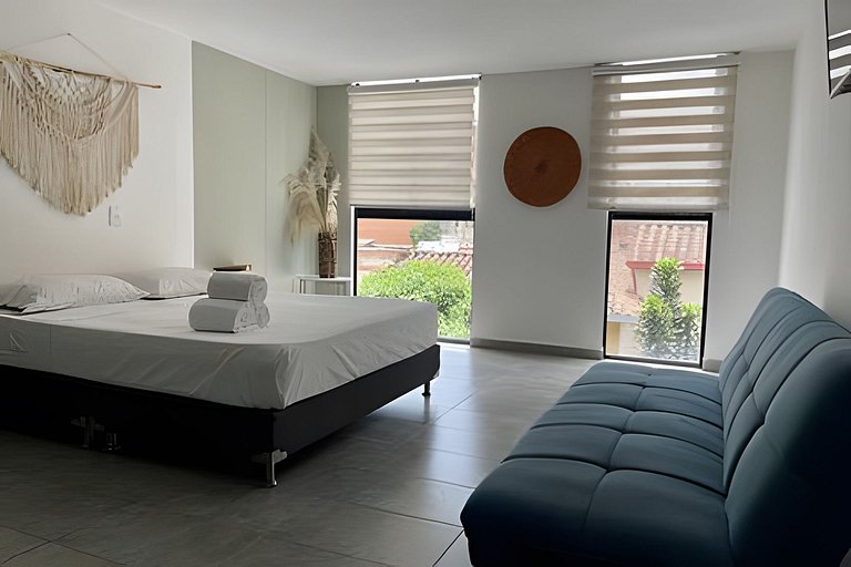 Cama queen y vista a la calle!